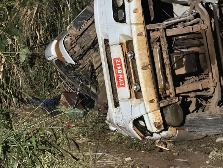 Carreta carregada com adubo tomba na Serra de S�o Vicente e motorista fica ferido