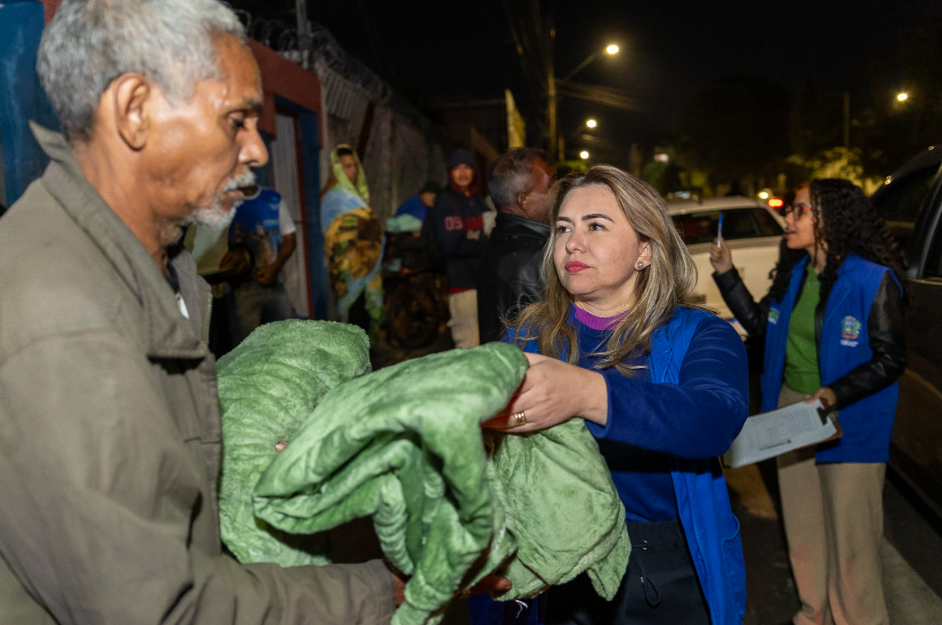 Secretaria de Assist�ncia Social de Rondon�polis entrega cobertores a pessoas em situa��o de rua