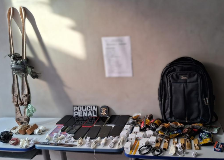 Pol�cia Penal impede entrada de pacotes com 14 celulares e drogas em unidade prisional feminina