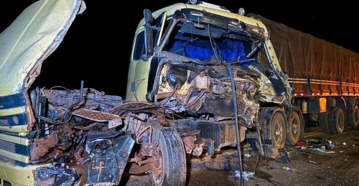 Colis�o entre carretas deixa motorista ferido na BR-163, em Mato Grosso