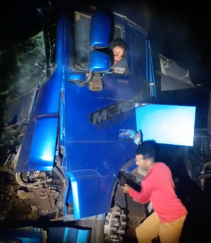 Acidente entre carretas na BR-364 interdita pista sul na Serra de S�o Vicente