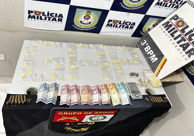 Policia Militar prende tr�s homens por tr�fico, apreende muni��es e 83 por��es de drogas