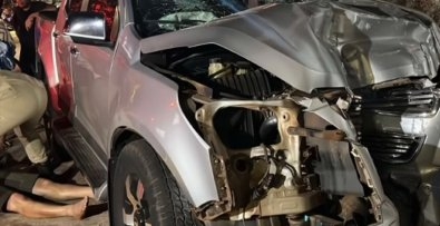 Caminhonete destr�i muros de casas ap�s acidente no centro de Rondon�polis