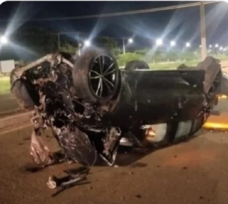 Motorista capota BMW ao avanar rotatria em alta velocidade em Rondonpolis