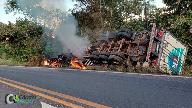 Carreta tomba e pega fogo na BR-174, em Cceres; duas pessoas ficam feridas