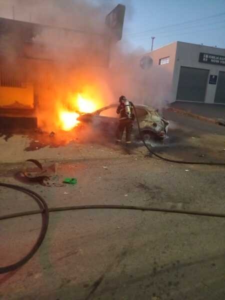 Grupo incendeia carro na Rodovia Emanuel Pinheiro, em Cuiab