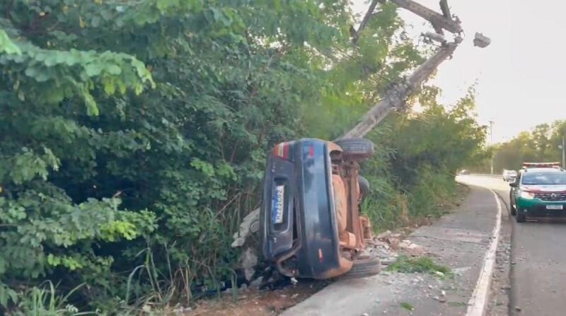 Acidente em Vrzea Grande deixa trs feridos aps carro bater em poste