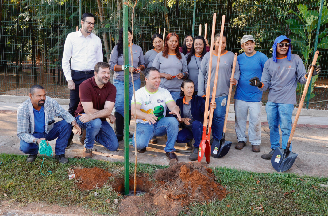 Prefeito marca incio das aes da Semana do Meio Ambiente com plantio de rvores em Rondonpolis