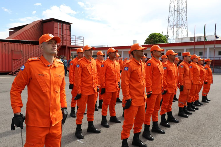 Corpo de Bombeiros de MT adere a padr�o internacional e adota fardamento laranja