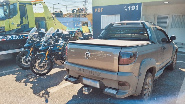 PRF recupera ve�culo furtado com placas adulteradas na BR-364 em V�rzea Grande-MT