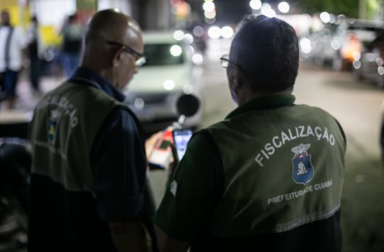 Bares s�o multados por polui��o sonora e ocupa��o de cal�ada em Cuiab�