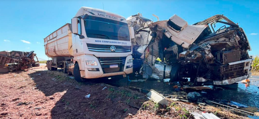 Colis�o entre caminh�es deixa uma v�tima fatal entre as rodovias MT-010 e MT-249, em Diamantino