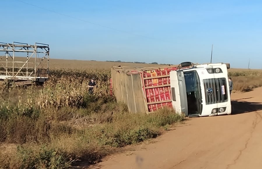 Caminh�o carregado de frangos tomba em estrada vicinal entre Lucas do Rio Verde e Ipiranga do Norte