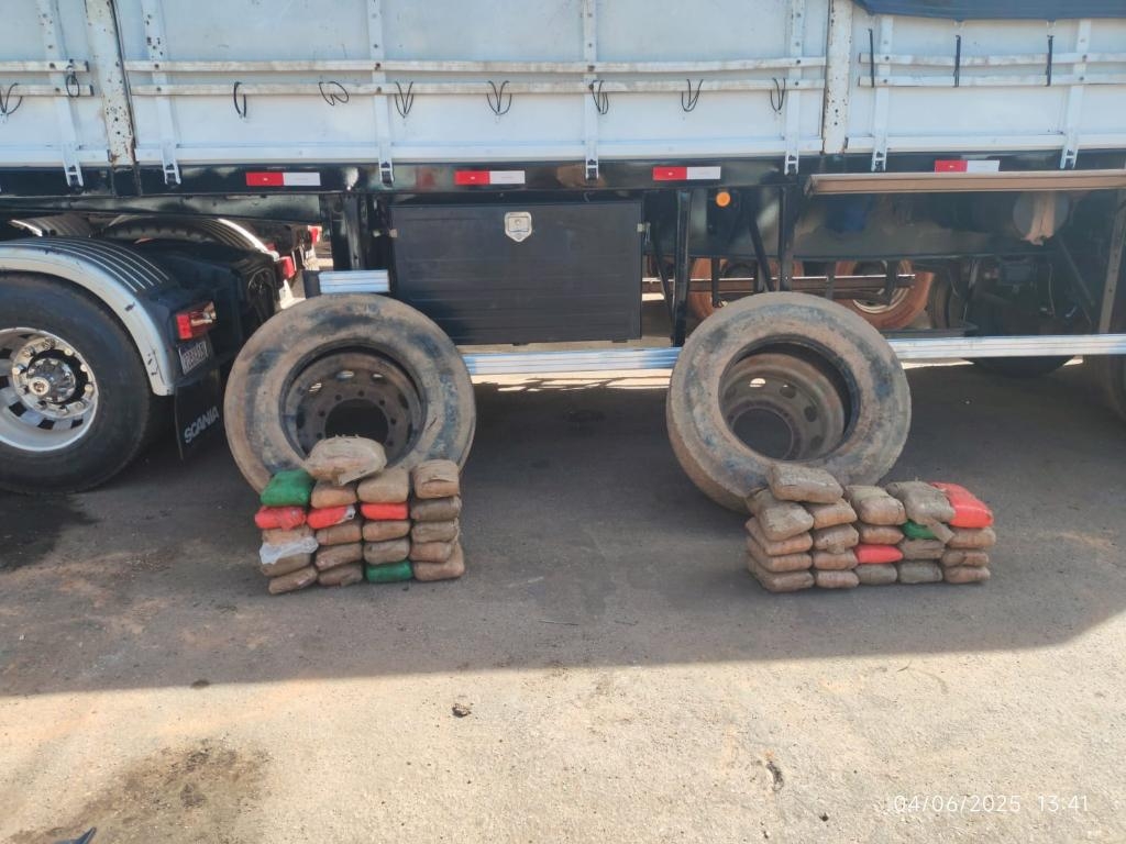 Pol�cia Civil apreende 42 tabletes de skunk encontrados dentro de pneus de caminh�o em Barra do Gar�as