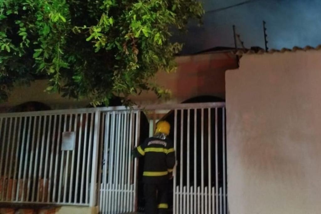 Corpo de Bombeiros combate inc�ndio em casa no CPA 1