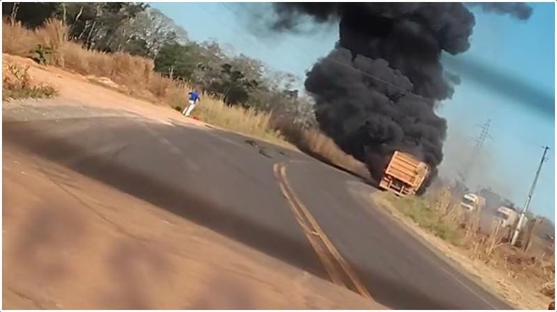 Carreta pega fogo na MT-249, em Nova Mutum