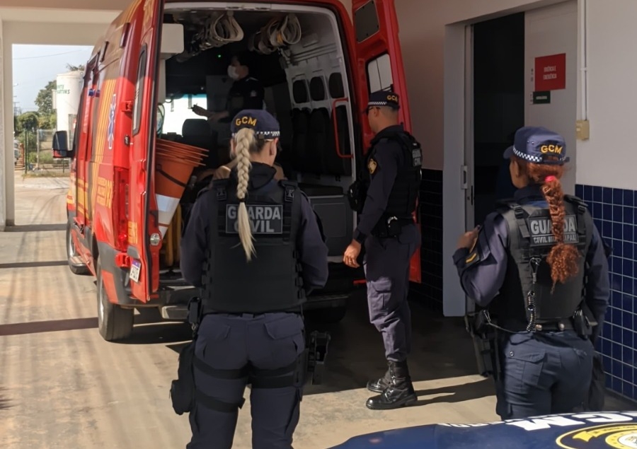 Mulher em surto � socorrida por GCM e Bombeiros em Lucas do Rio Verde