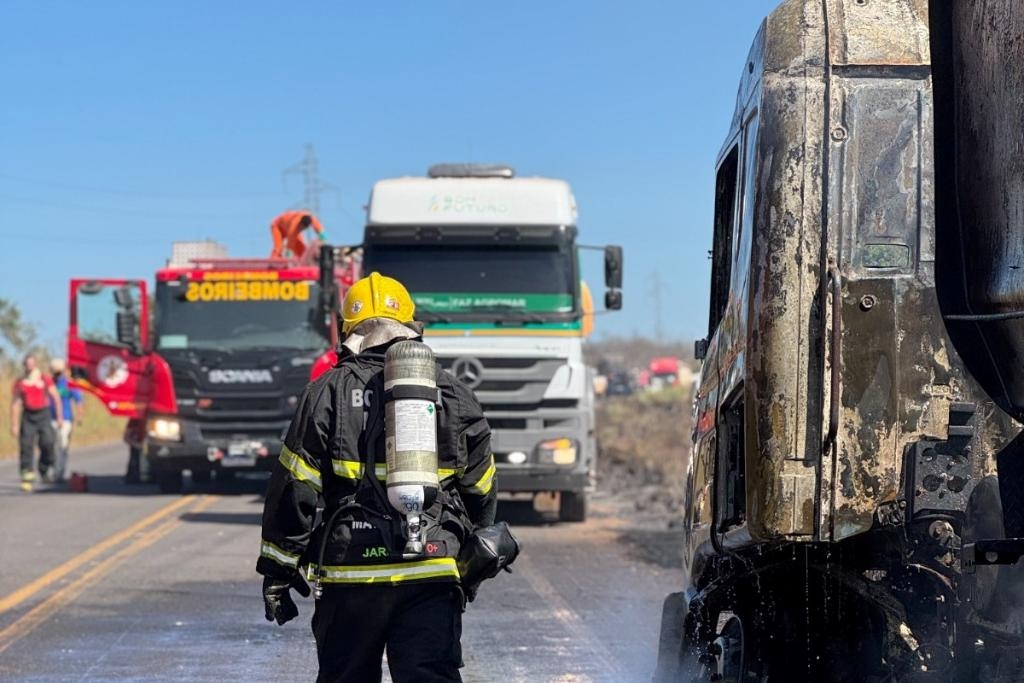 Corpo de Bombeiros utiliza 6 mil litros de �gua para combater inc�ndio em carreta