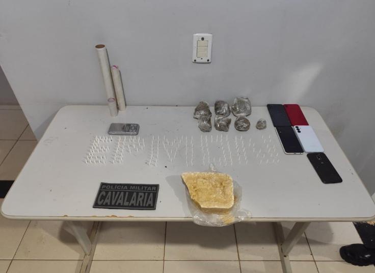 Cavalaria da PM apreende 226 por��es de drogas e conduz cinco pessoas por tr�fico de entorpecentes