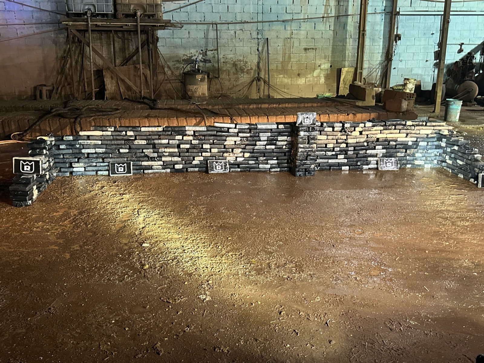 PRF apreende caminh�o com mais de 300 tabletes de coca�na em Cuiab�