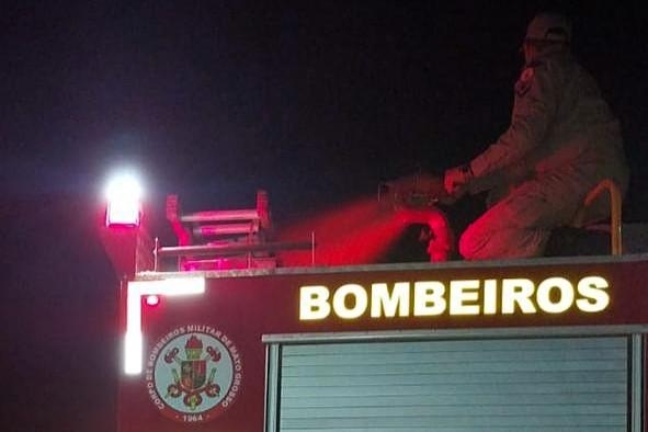 Corpo de Bombeiros controla inc�ndio em terreno baldio com vegeta��o seca