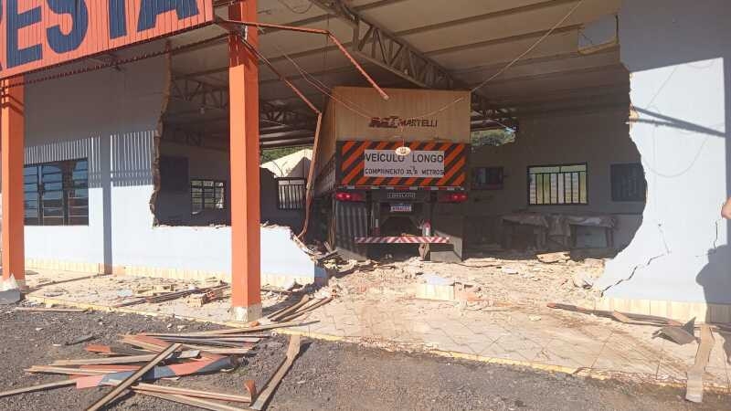 Carreta desgovernada invade restaurante �s margens da BR-174 em Comodoro