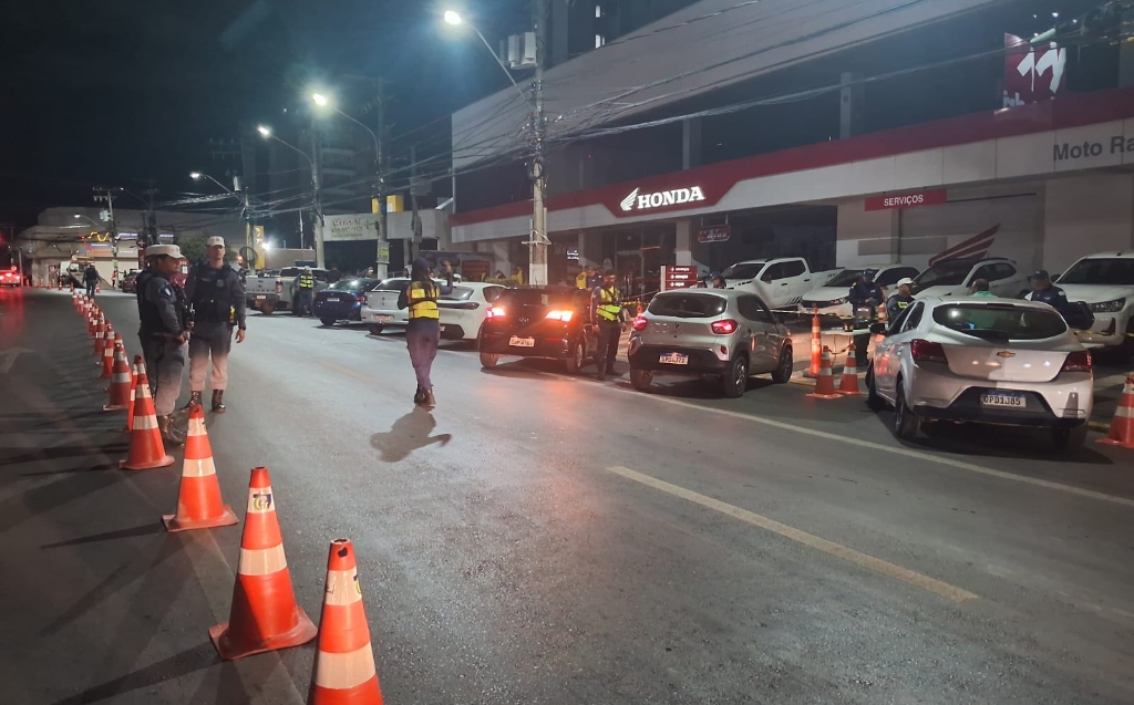 Opera��o Lei Seca prende dez condutores embriagados e remove 42 ve�culos em Cuiab�