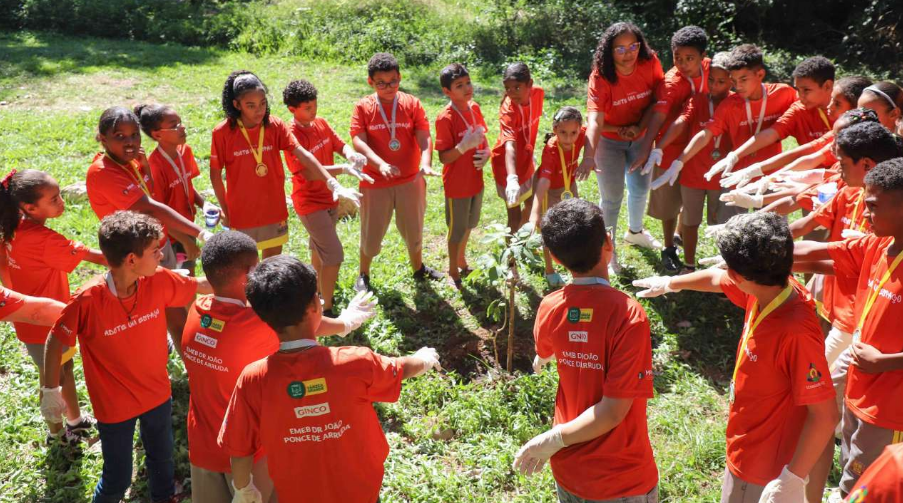 Prefeitura de V�rzea Grande realiza limpeza do rio Cuiab� com alunos da rede municipal