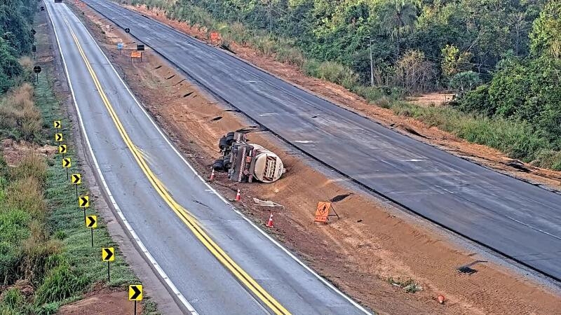 Acidente com carreta de etanol interdita BR-163 entre Nova Mutum e Cuiab