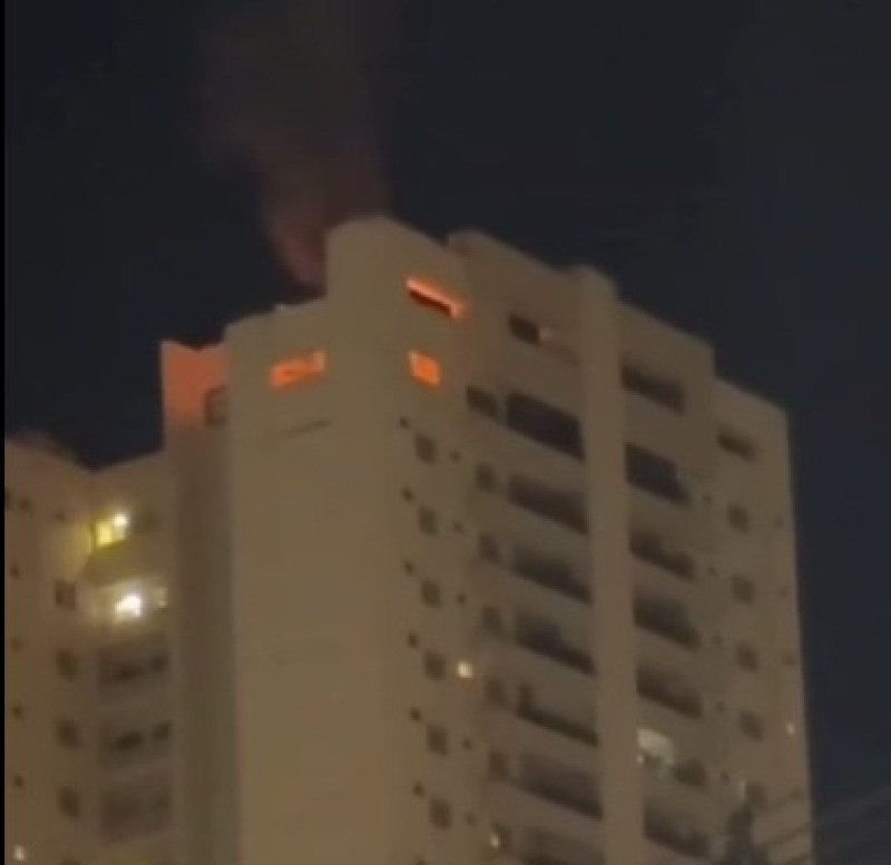 Incndio em cobertura de prdio mobiliza Corpo de Bombeiros em Cuiab