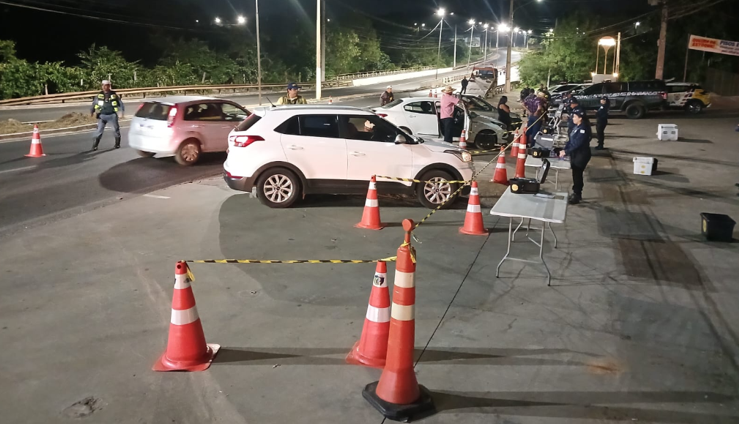Opera��es Lei Seca terminam com 13 motoristas presos por embriaguez ao volante na madrugada deste domingo (8)