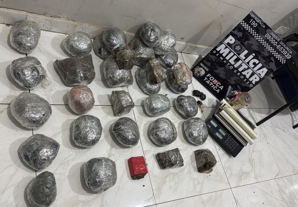 For�a T�tica prende homem por tr�fico e apreende 30 por��es de supermaconha