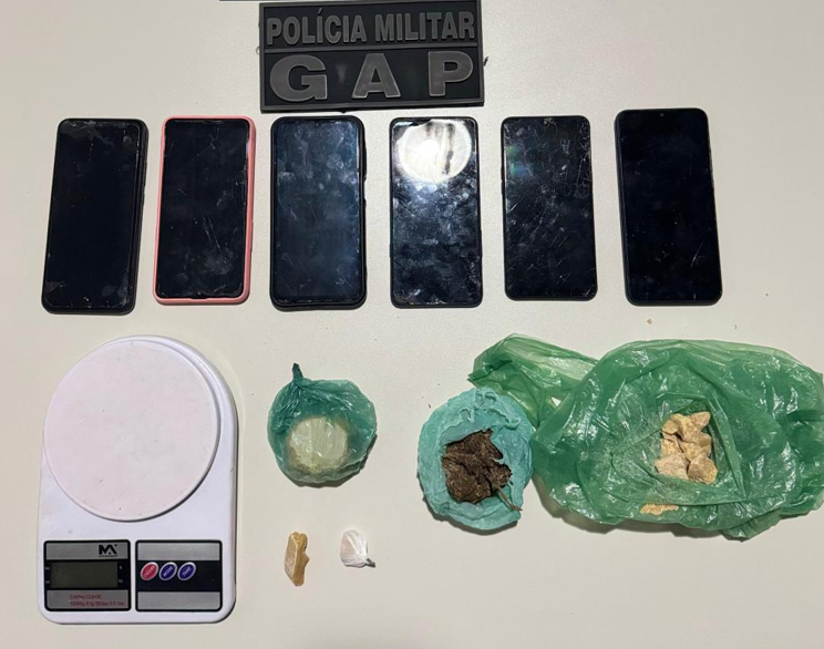 PM flagra quadrilha com drogas e celulares em casa usada como ponto de tr�fico