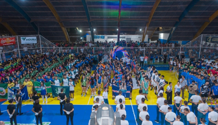 Abertura dos Jogos Escolares e Jogos Estudantis de Selees rene atletas e emociona o pblico no Ginsio Guido Chimatti em Jaciara
