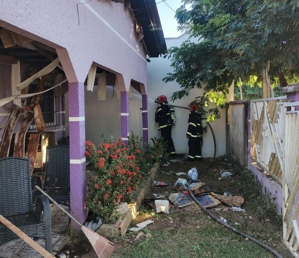 Corpo de Bombeiros combate incndio em residncia em Alta Floresta