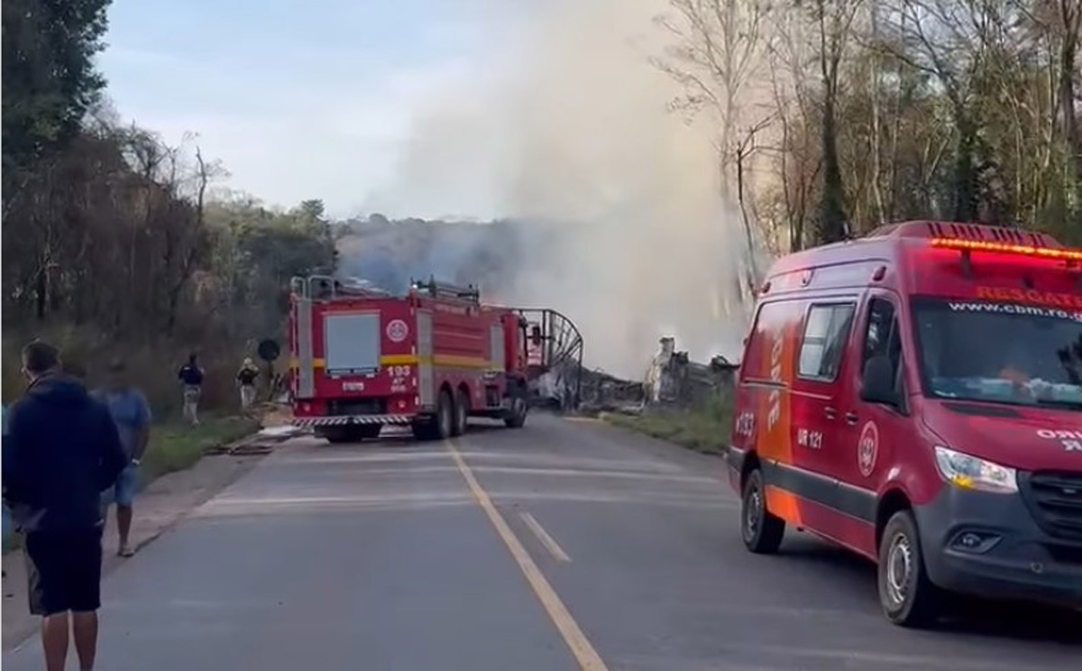 Grave colis�o entre carretas deixa uma pessoa morta e interdita rodovia entre Comodoro e Vilhena (V�deo)