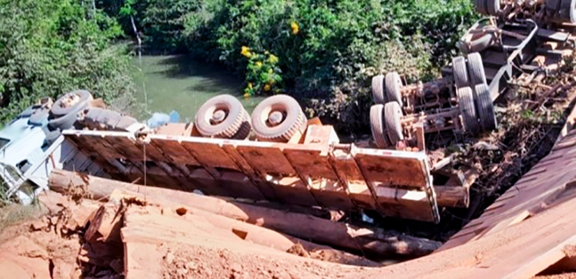Caminh�o tomba ap�s ponte de madeira ceder em Nova Bandeirantes