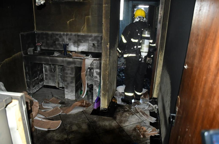 Bombeiros controlam inc�ndio em quitinete no bairro Parque Universit�rio em Rondon�polis