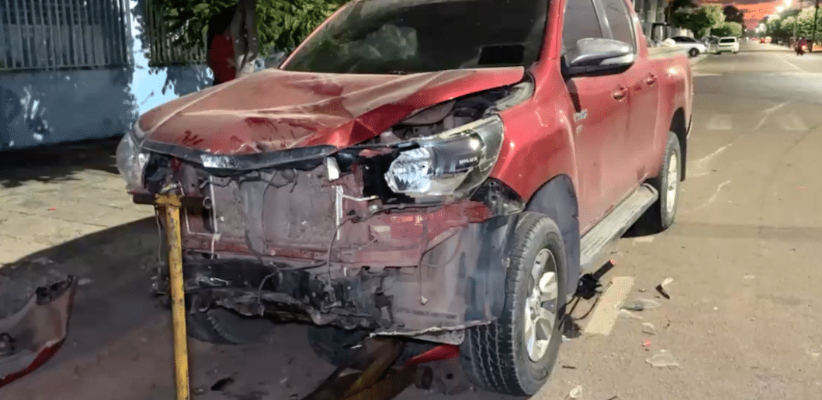 Caminhonete arrasta motociclista ap�s colis�o e atinge dois carros estacionados em Sinop