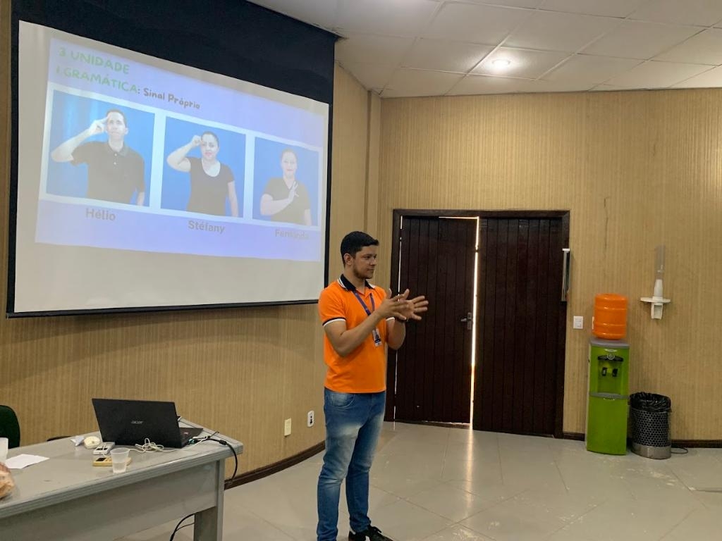 Escola de Governo oferta curso b�sico de L�ngua Brasileira de Sinais