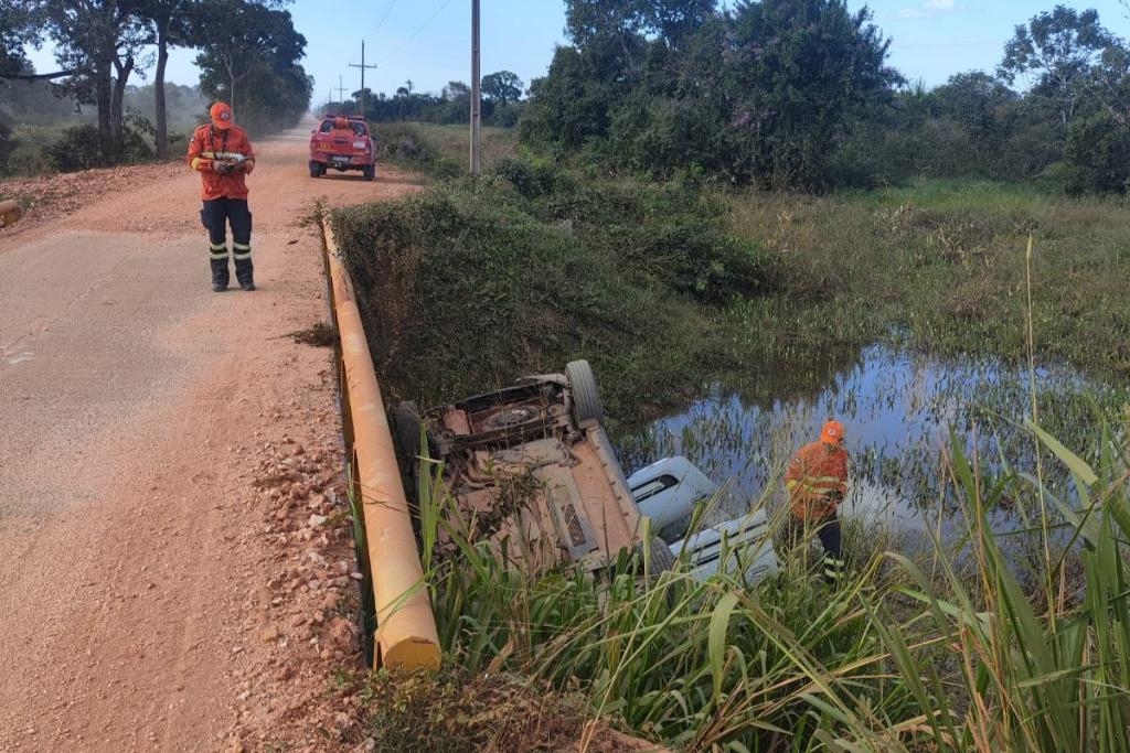 Bombeiros socorrem v�timas ap�s colis�o de ve�culo na Transpantaneira