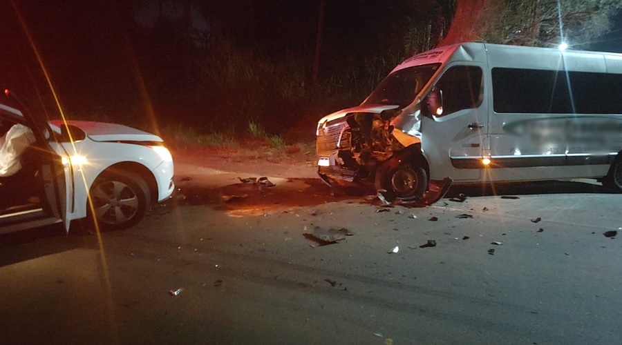 Acidente entre van e carro no Anel Virio de Rondonpolis deixa duas pessoas feridas