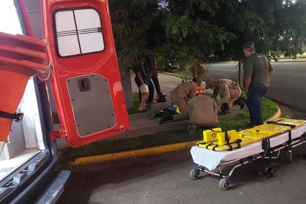 Corpo de Bombeiros socorre motociclista ferida em colis�o entre carro e moto