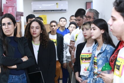 Estudantes do Parlamento Jovem aprendem sobre os caminhos dos projetos de lei em visita � ALMT