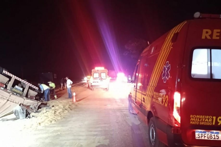 Motociclista fica gravemente ferido ao colidir com caminh�o tombado na BR-163