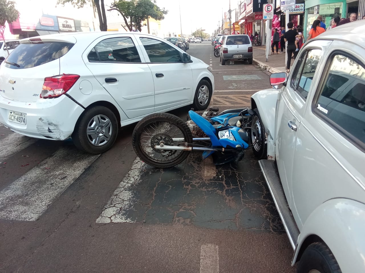 Motociclista adolescente fica ferido aps coliso com carro e veculo estacionado em Tangar da Serra