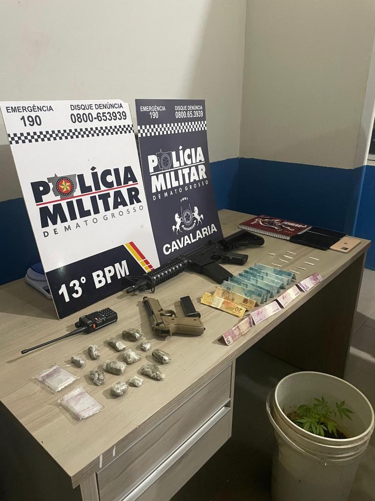Cavalaria da PM prende cinco pessoas por tr�fico, apreende por��es de drogas e simulacro de arma de fogo