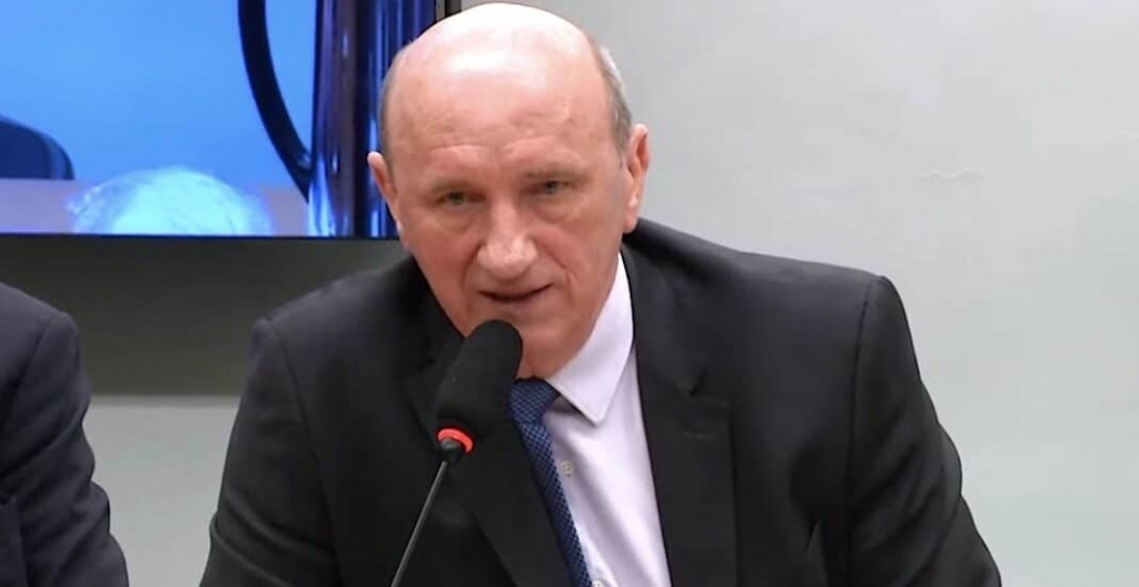 Geller diz que foi convidado a voltar mas que enquanto F�varo for ministro �em nenhuma hip�tese�