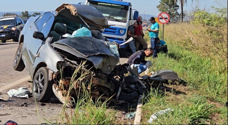 Colis�o entre carro e carreta na BR-070 deixa um morto e mobiliza equipes de resgate em C�ceres