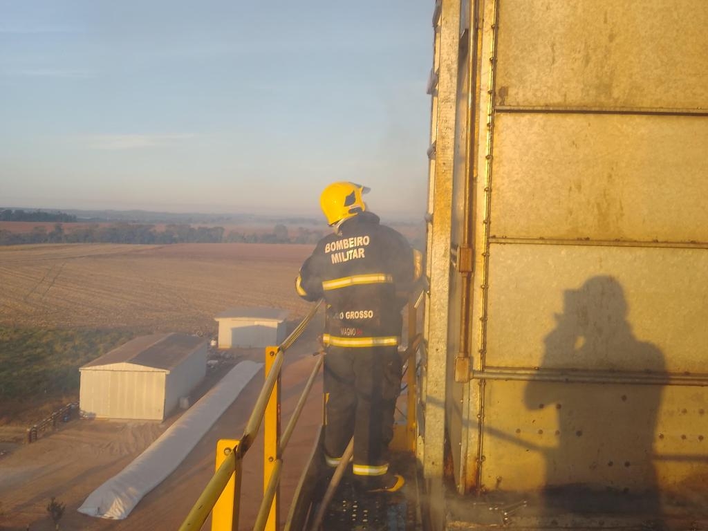 Corpo de Bombeiros combate inc�ndio em secador de gr�os em Novo Mundo
